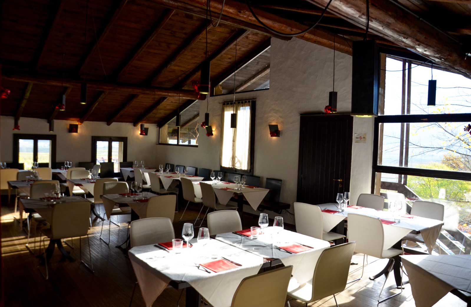 ristorante-mas-dela-fam-trento-una-sala-mansardata